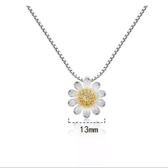 🌸 Elegant Daisy Sterling Silver Floral Necklace - Picture 2 of 3